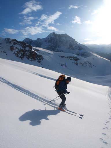 Wietse skiing passing me