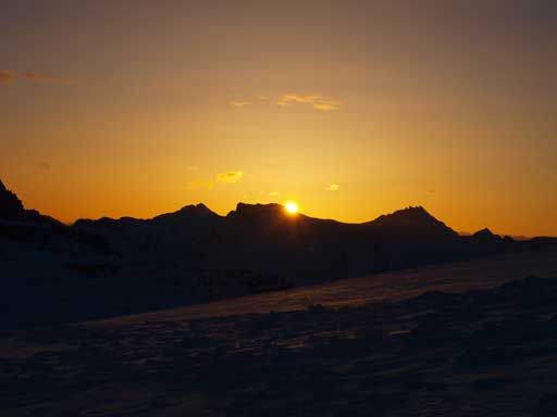 Now it's sunrise time. We were already on the glacier