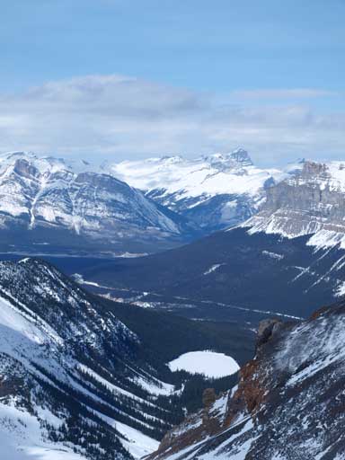 Now I got a clear view of Epaulette Lake. Cline in the far distance