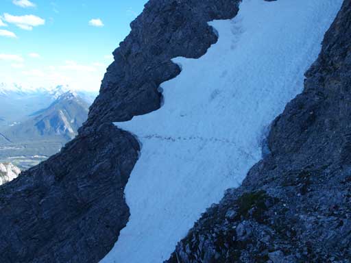 I just crossed this tricky gully without ice axe nor crampons