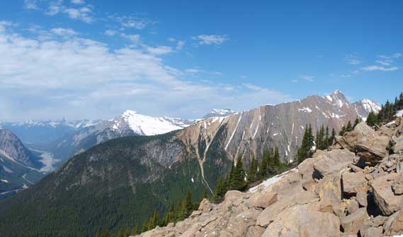 Mount Field started to show up. It looked still ski-able...