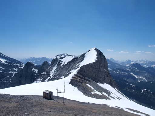 Now we were down to the base of summit block. This ridge eventually leads to Mount Bogart, but I don't think it's scramble-able.