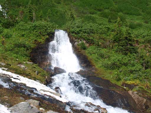 There are many attractive waterfalls