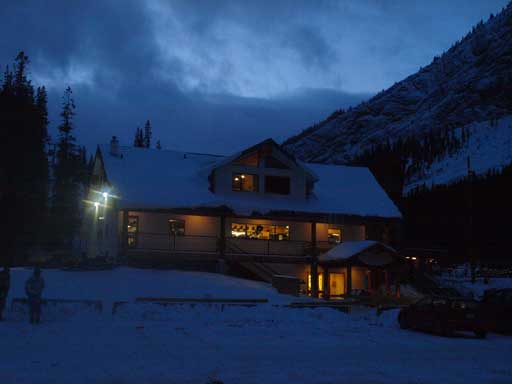 Back to the busy Sunshine Village parking lot. It's already getting dark.