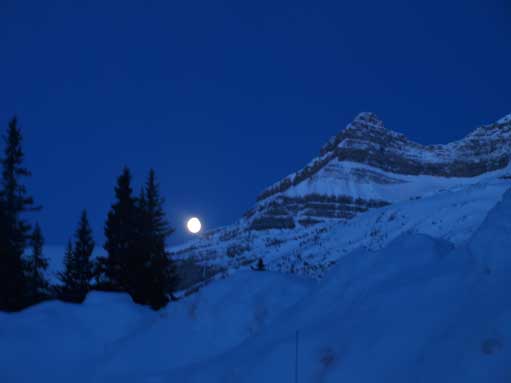 We got a full moon and a crystal clear sky. 