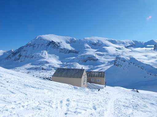 Bow Hut, with Crowfoot Mountain behind. We didn't go into it.