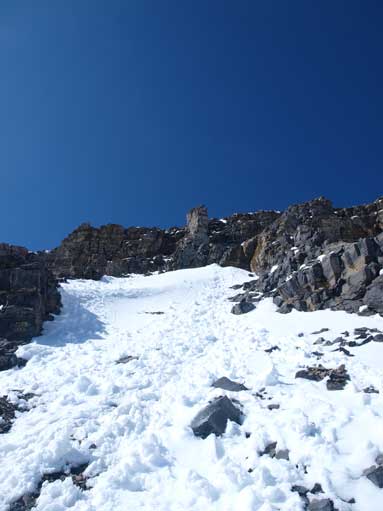 Higher up I encountered the snowy condition. This is near the crux rock band.