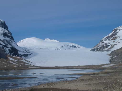 Now we were on the correct side, still km's of moraine to negotiate.