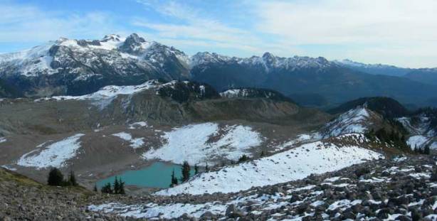 Around the corner, a green/blue tarn showed up