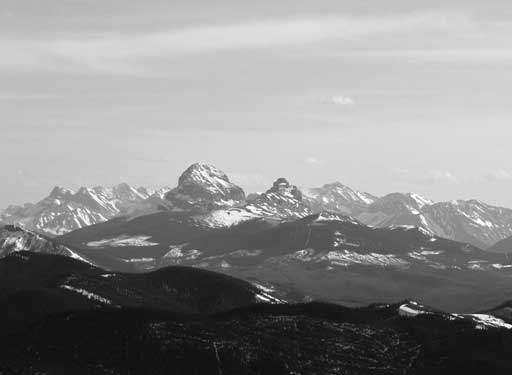 Zooming-in towards the iconic Crowsnest Mountain