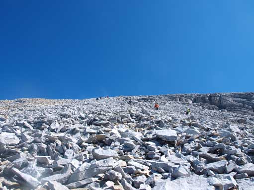 More loose terrain. And I had to dodge the rock fall induced by this big group