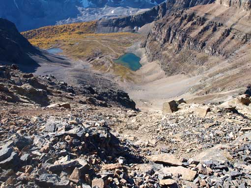 Looking down the loose terrain. You can see Minnestimma below