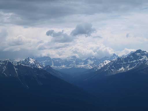 Now we still could see the peaks in Tonquin Valley