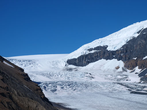 Zooming-in towards the upper icefalls on Athabasca Glacier