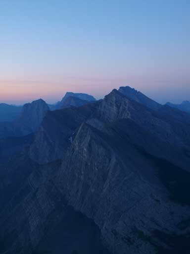 The familiar peak, from Ha Ling in the very foreground, to Three Sisters in the back.
