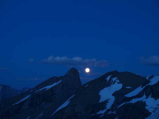 Now, a full moon rises up!