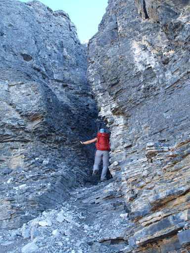 The last difficult scrambling section goes up this gully