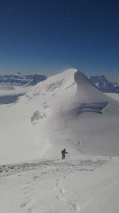Descending the south ridge. Androlumbia in the background