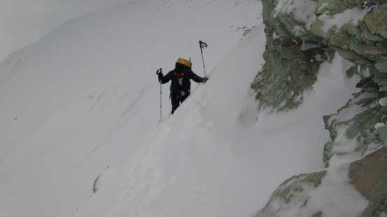 Traversing a steep snow slope around the 1st pinnacle
