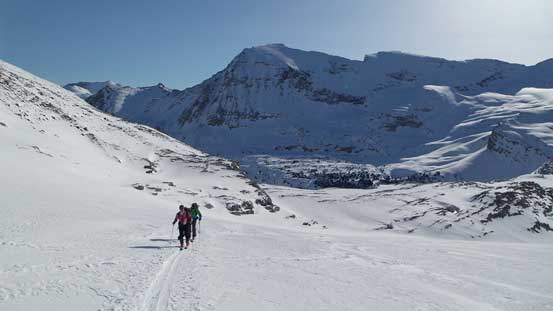 Vern and Ferenc skinning up, with Crowfoot Mountain behind