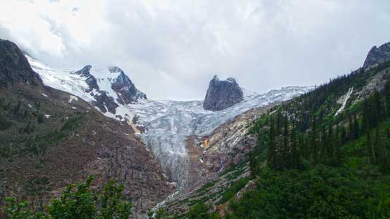 A classic view of Hound's Tooth from the approach trail