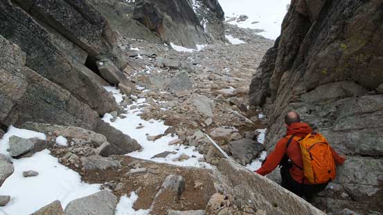 Descending the loose gully between Crescent Towers and Crescent Spire