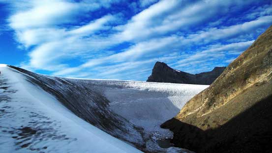 A gigantic moat at the col