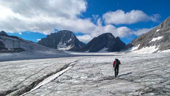Doug on Haig Icefield aiming towards the distant French/Robertson col