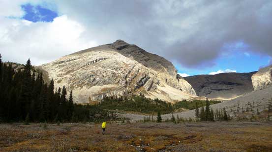There're many prime bivy sites in this valley if you don't want to haul gears all the way to its end. 