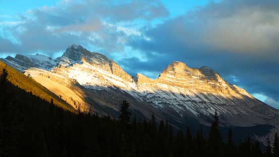 Almost back to the parking lot. We were treated with nice evening view of Cirrus Mountain