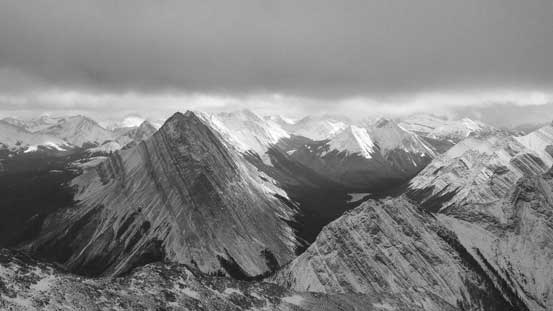 A zoomed-in view of peaks on Queen Elizabeth Range.