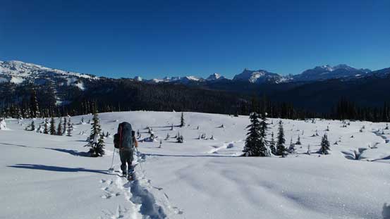 Could see many peaks in the Selkirks. This's our first time seeing these mountains