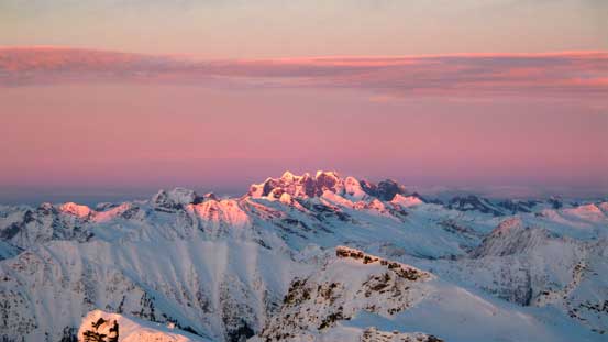 The last sunbeam shone on Adament Mountain