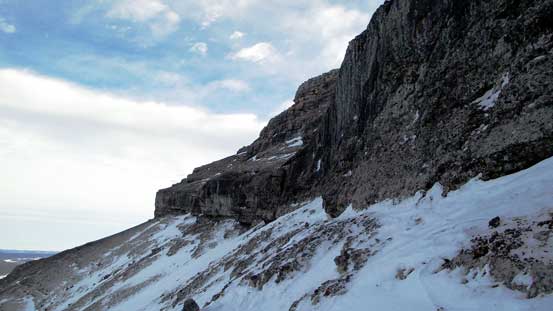 This wall guards the summit nipple. There's no easy way up.