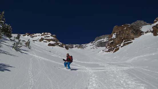 Ben skiing into the gully