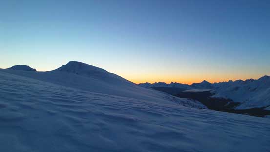 Morning colours on the horizon. Ahead is the summit of the "south pass peak".