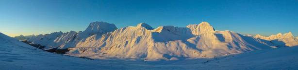 A panorama of Caledonia Mountain, Razorback Mountain and the unnamed peaks along the Divide. Click to view large size.
