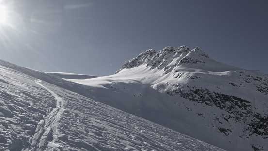 Following a well-set of tracks towards Lookout Mountain
