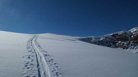 The gentle glacier eventually led us to the south ridge of Lookout