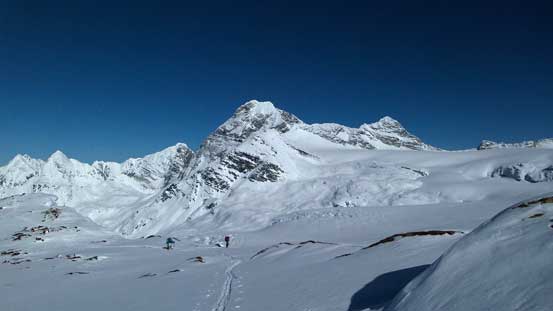 Starting the traverse from Lookout to Youngs. Behind is the mighty Sir Donald