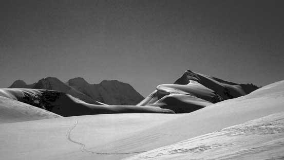 Highline traverse on the western edge of Illecillewaet Neve