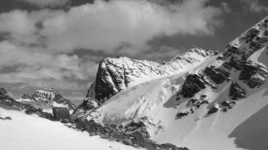 The hanging glacier between Outpost and Memorial is beautiful