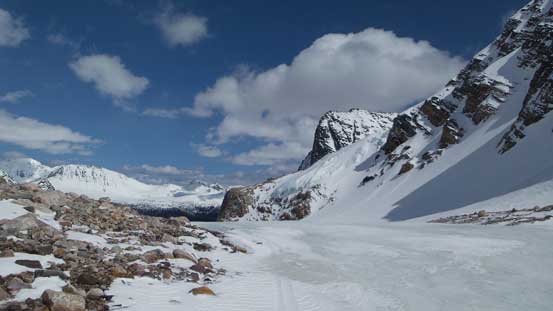 Down to the high pass now, note the bare glacial ice...