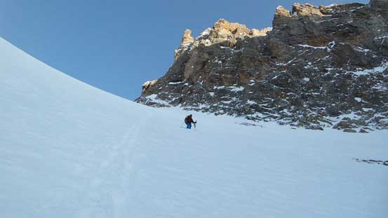 Descending steep and loose snow down the "familiar" side of White Pyramid