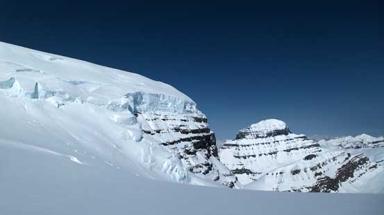 Down to Stutfield/Stutfield NE col now. There're some impressive serac scenery 