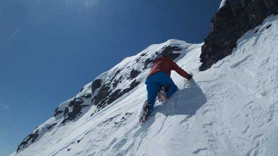 Near the exit point the snowpack was very thin (crampons on loose rocks)...