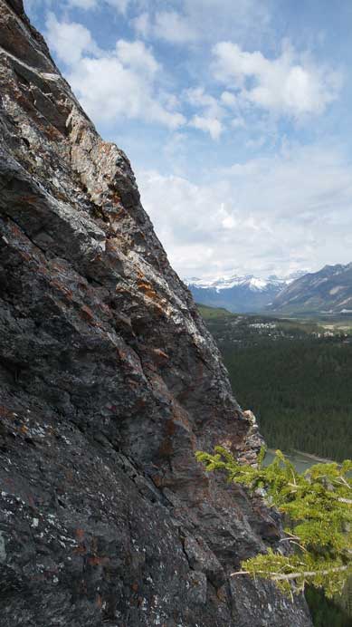 After this ledge, the route goes up the ridge