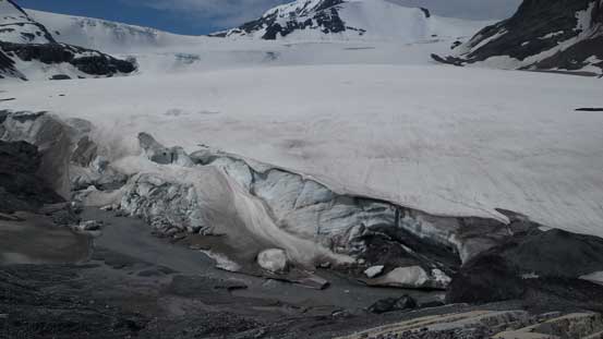 Down to Mons Glacier now...