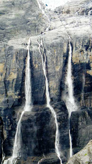 Another picture showing the icefall plunging hundreds of meters down