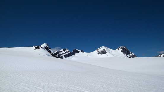 Around the broad shoulder of Lyell V we got to see the 5 Lyells